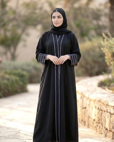 عباية كلاسيكية سوداء مفتوحة مع تزيين متعرج أبيض مز...