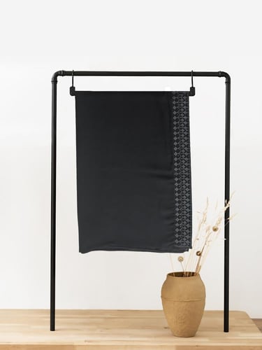 طرحة سوداء ماركة بدون اسم سوداء مطرزة مع كريستال