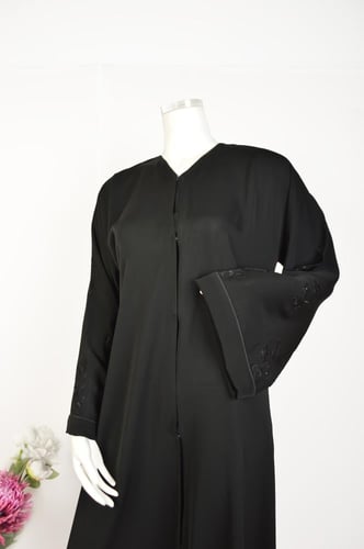 عباية تطريز بتصميم عصري