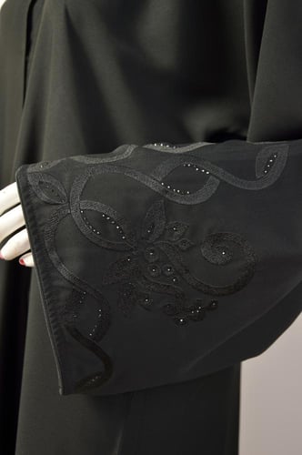 عباية سوداء أنيقة من بدون أسم مع تطريز أسود على ال...