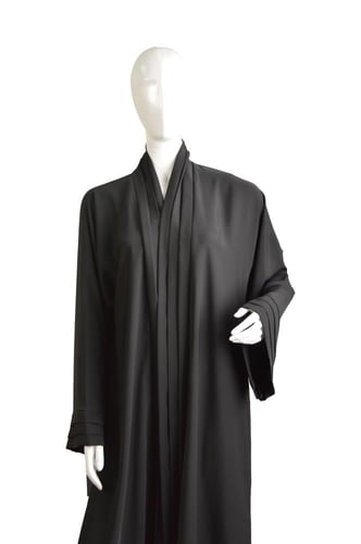 عباية حرير كوري بتصميم الكسرات الموحدة للأكمام وال...