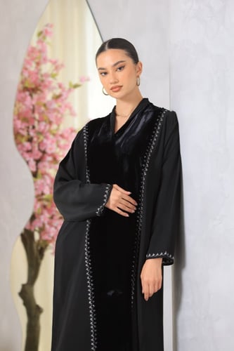 عباية مطرز مدمج بالمخمل