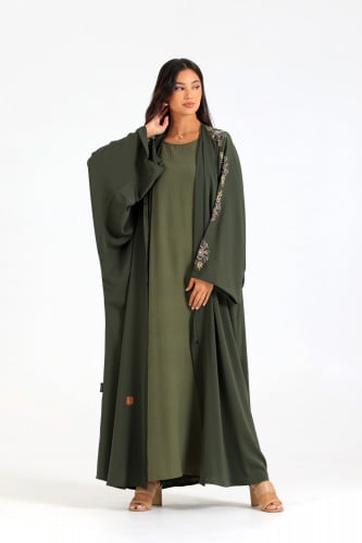 عباية عصرية بتطريز يدوي