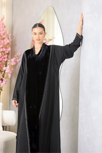 عباية مطرز مدمج بالمخمل