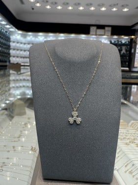 عقد ذهب عيار 18