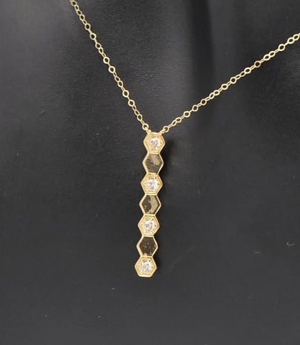 عقد ذهب عيار 18