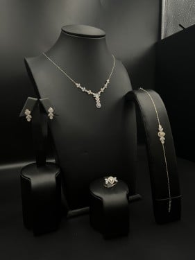 طقم ذهب عيار 18