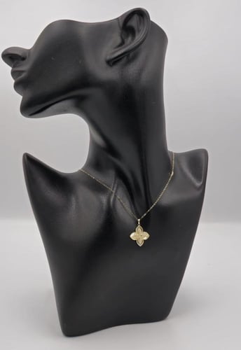 عقد ذهب عيار 18