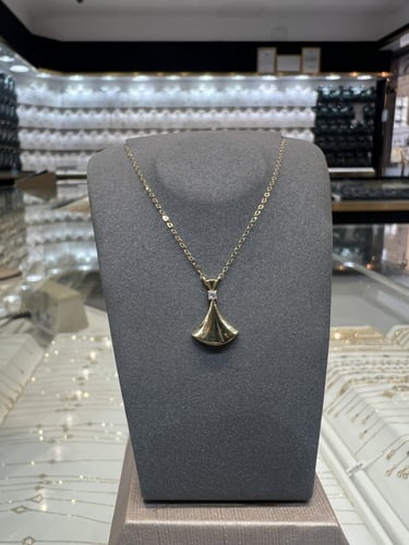 عقد ذهب عيار 18