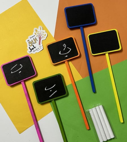 خمسة قطع من سبورة الطباشير