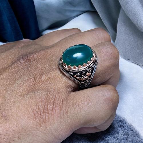خاتم عقيق أخضر طبيعي - نقش فاخر وتطعيم نحاسي