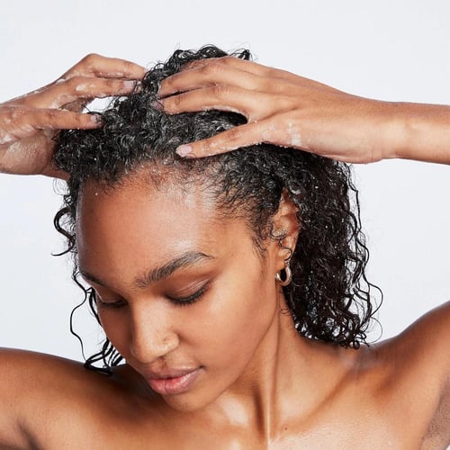 OUAI تنظيف فروة الرأس وفرك الجسم بالسكر