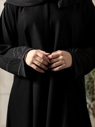 عبايه التطريز على الأكمام