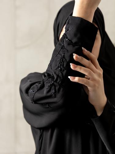 عبايه الشك مع التطريز ع الأكمام