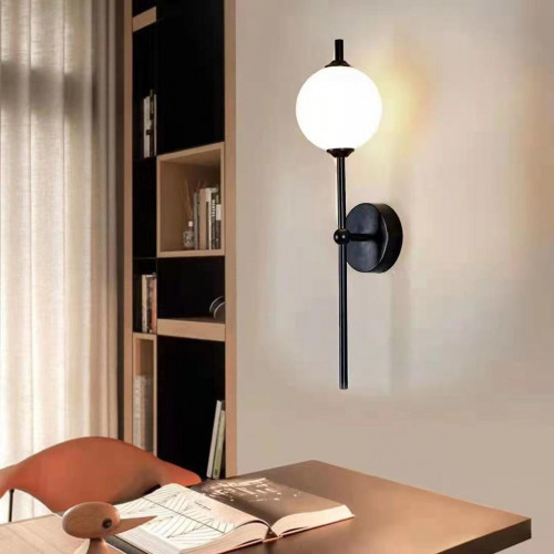 إضاءة جدارية باللون الذهبي مع كرة زجاجية مثلجة