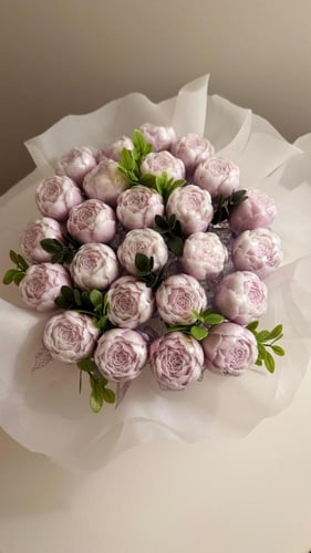 صابون البيوني بتدرجات اللون الموف والابيض مع باقة...