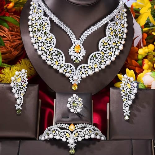 طقم ملكي مرصع باللؤلؤ