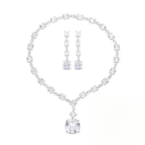 عقد و حلق تصميم ماركة تيفني وسط