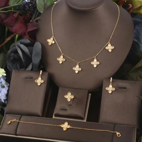 طقم ذهبي تصميم روبيرتوكوين