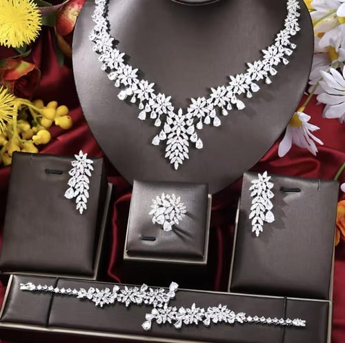 طقم فضي راقي ( عدة الوان )