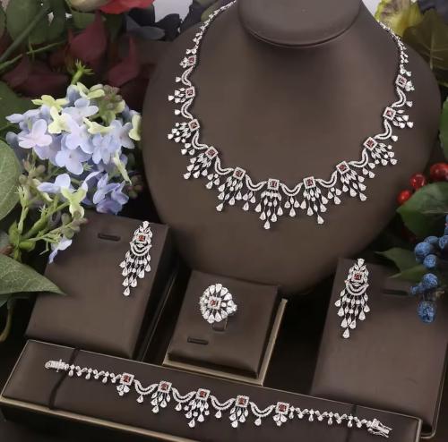 طقم فضي تصميم الماس