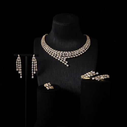 طقم ذهبي فاتح