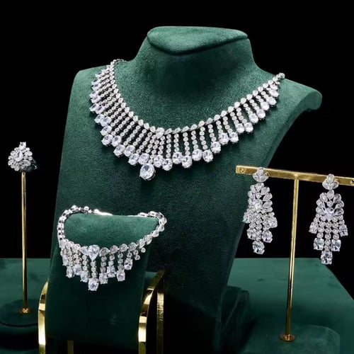 طقم فضي تصميم الماس (عدة الوان)