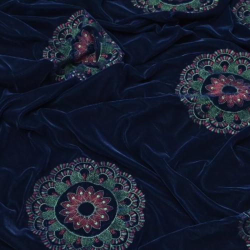 أقمشة قطيفة شتوية مطرز