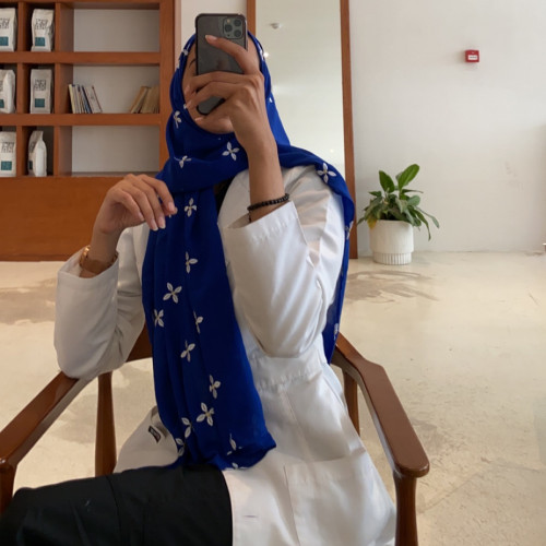 طرحة مطرزه "نيلي "