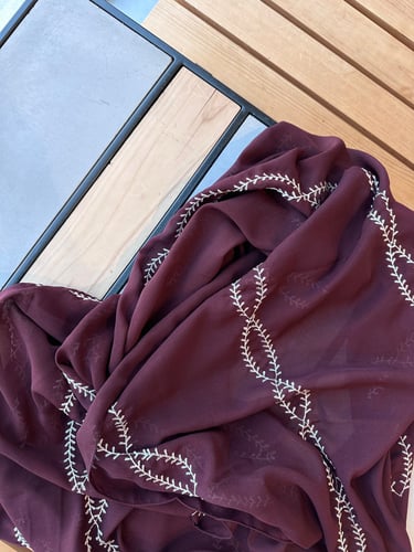 طرحة جديلة عنابيه " مارونية"