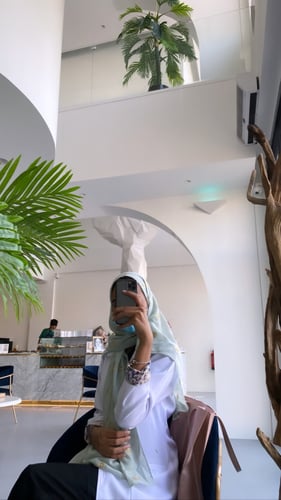 طرحة اخضر فاتح " فستقي" مطرزة بالدوائرة