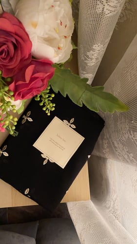 طرحه سوداء مطرزة بالورود