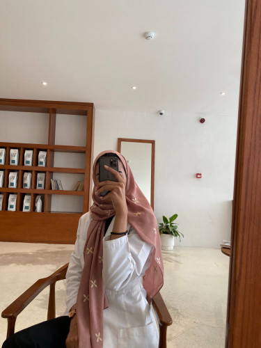 طرحة مطرزه " وردي وذهبي"