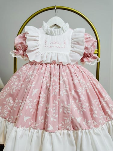 فستان وردي بطبعه الاوراق