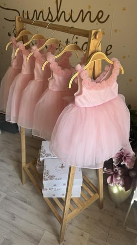 فستان وردي مميز مزين بوردات الاورقنزا عالصدر + ربط...