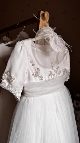 فستان مناسبات طويل مع قبعه فرنسيه