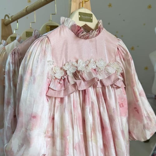 فستان راقي بينك باودر بقماش كوري بشك عالصدر