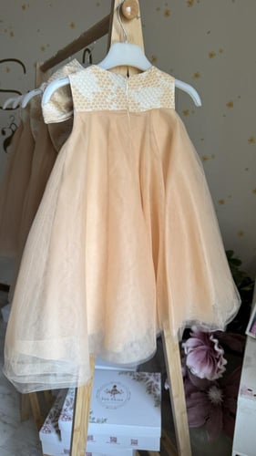 فستان بني فاتح مع فيونكه جاكار عالصدر من ٢ ل ٦سنوا...