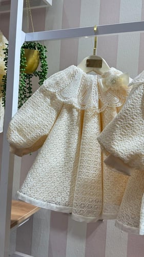 فستان بيج مع ياقه دانتيل للمواليد من ٦ أشهر إلى ٣س...