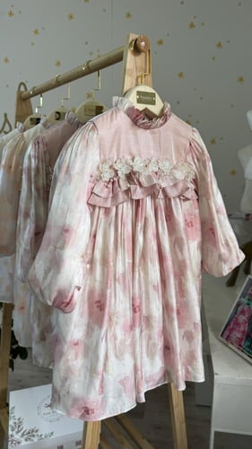 فستان راقي بينك باودر بقماش كوري بشك عالصدر