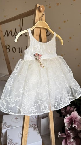 فستان اورقنزا بطباعه ورد شامواه بلونين ابيض ومشمشي