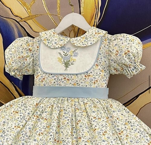 فستان قطن منفوش مع تطريز عالصدرية