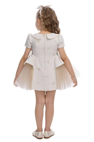 فستان بيج مزين بتل من الاطراف وفيونكه + ربطه شعر