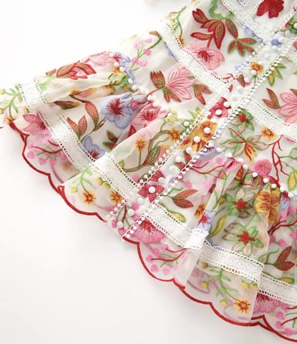 فستان مارلو مزين بالزهر البارز مع أكمام طويله