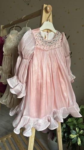 فستان ميتاليك ناعم وردي باكسسوار عالصدر من ٣ الى ١...