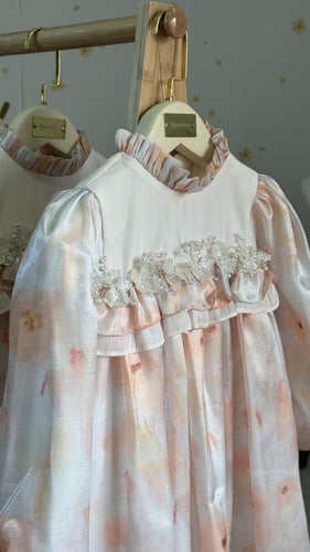 فستان راقي لايت اورنج بقماش كوري بشك عالصدر