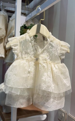 فستان مواليد دانتيل +قبوع شعر + كلوت