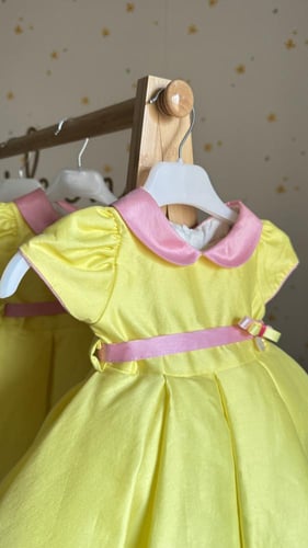 فستان اصفر ليموني مع ياقه وردي