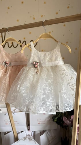 فستان اورقنزا بطباعه ورد شامواه بلونين ابيض ومشمشي