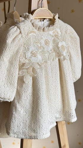 فستان بيج بتطريز عالصدر للمواليد من ٦ أشهر إلى ٣سن...